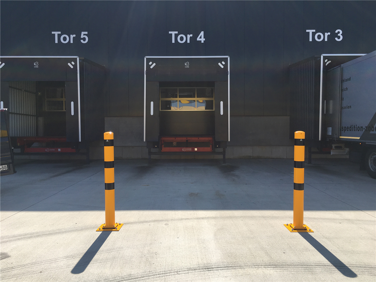 Stahlrohr-Absperrpfosten allseits neigbar gelb / schwarz