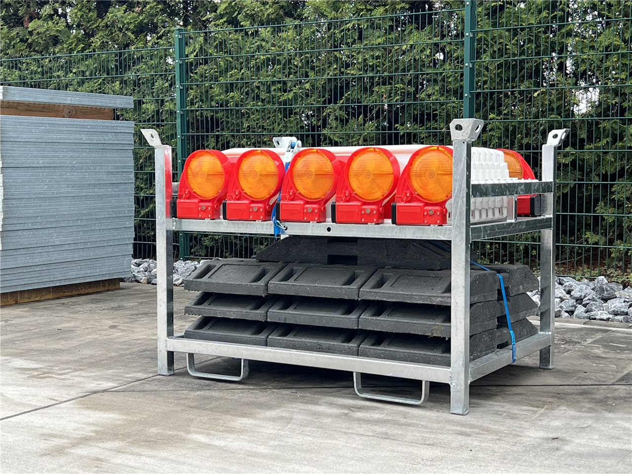 Schake 36NOXP-G2-SET3 SET 3 mit 10 Baken, Fußplatten und Lampen auf Lager- und Trasportpalette mit Folie Typ RA1/A, rot/weiß doppelseitig pfeilförmig BASt Wendebake