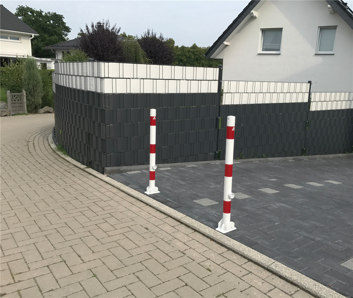 Schake Absperrpfosten | Stahlrohr Ø 60 x 2,5 mm | umlegbar | mit Profilzylinderschloss | für Dübelbefestigung

mit Bodenplatte 100 x 150 mm | feuerverzinkt | ohne Öse