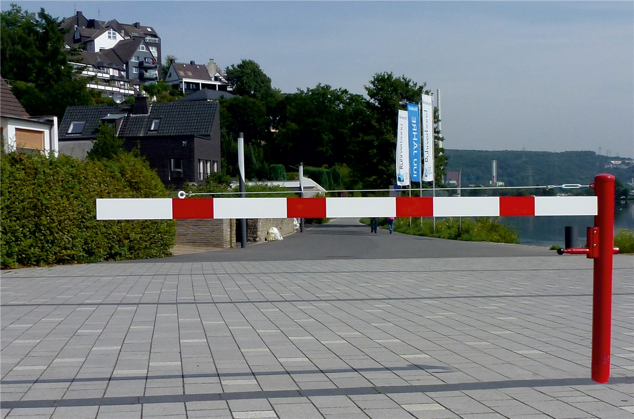 Schake 4113_15VBP Drehschranke mit Seilzugverstärkung für Dübelbefestigung, feuerverzinkt und rot beschichtet mit weiß reflektierenden Ringen Schrankenbaumlänge: 1500 mm für Vorhangschloss
