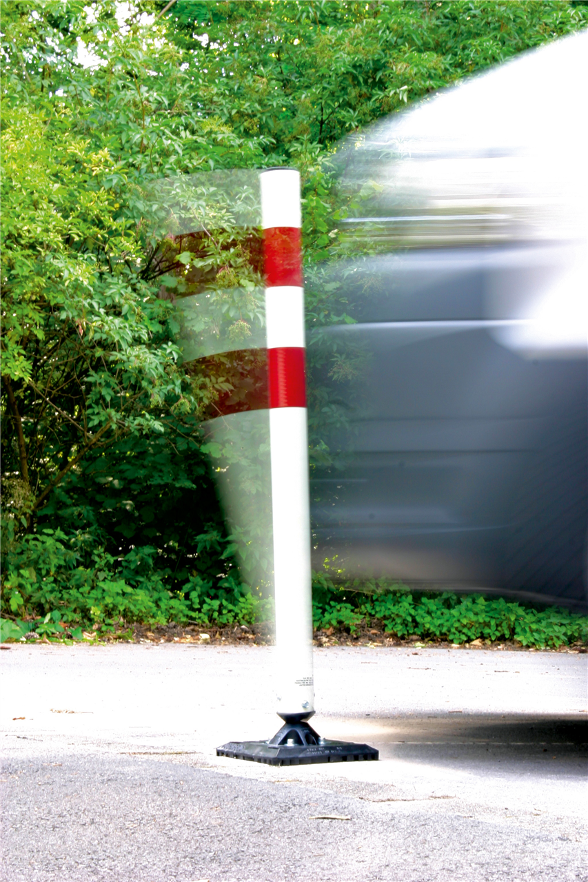 fae2a7a7-a6fd-46a6-a79c-bd6001332b67 Schake 4260B KICKBACK © Poller Ø 60 mm mit Grundplatte zum Aufdübeln weiß mit rot refl. Streifen